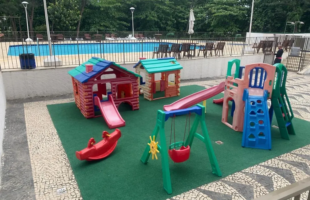 Flat com 70 metros recém reformado, sala, duas suítes, cozinha, vista parcial do mar, edifício em frente à praia da barra-1