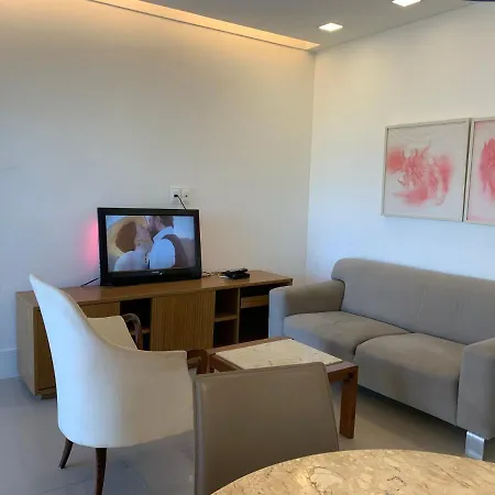 Flat com 70 metros recém reformado, sala, duas suítes, cozinha, vista parcial do mar, edifício em frente à praia da barra-3
